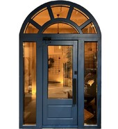 Арочная входная дверь для загородного дома
