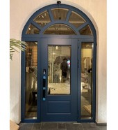 Арочная входная дверь для загородного дома