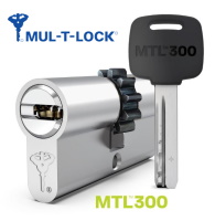 В двери установлен замок Mul-T-Lock